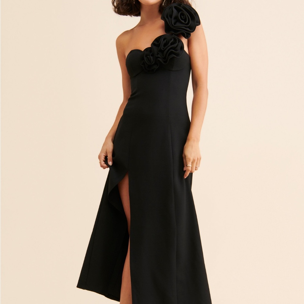 Chic Black One-Shoulder Dress with Floral Accent